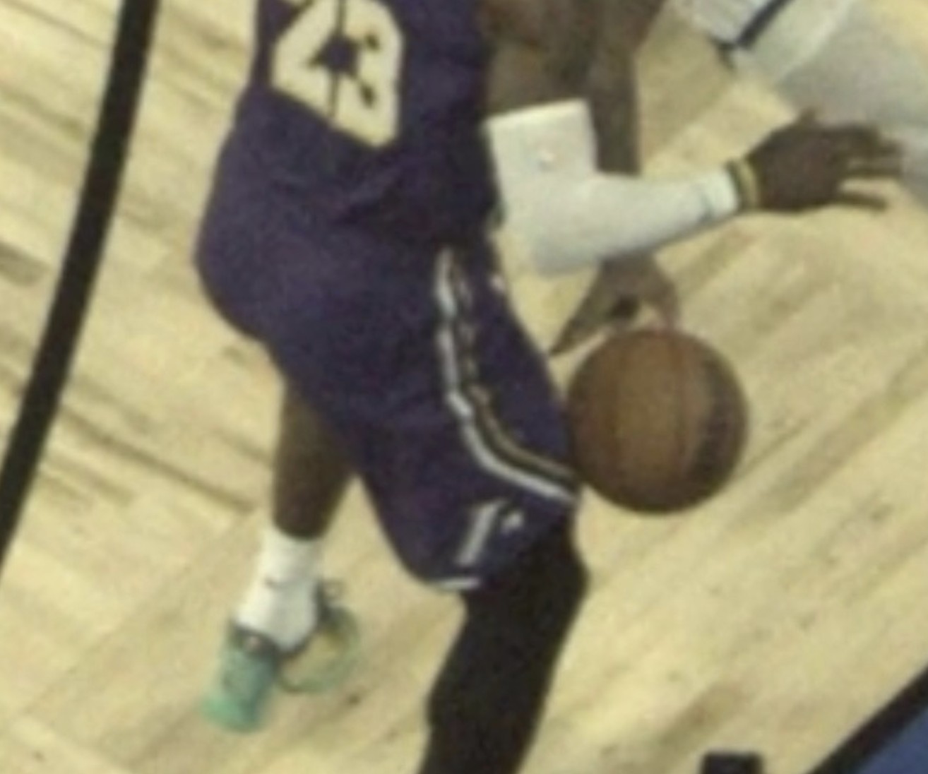 裁判談最后4.7秒將球權(quán)判給湖人：沒有明確證據(jù)推翻原有判罰